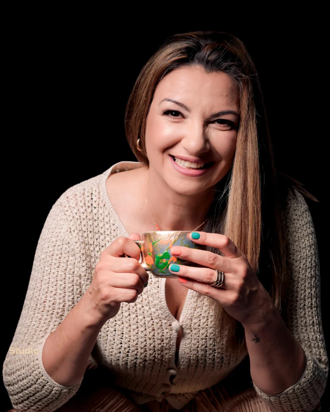 matei cu cana de cafea